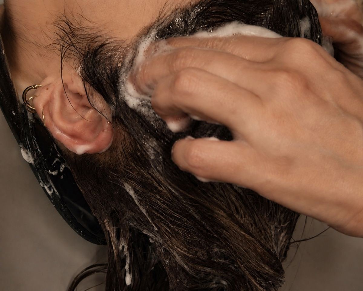 Un massage crânien pratiqué dans un salon de coiffure