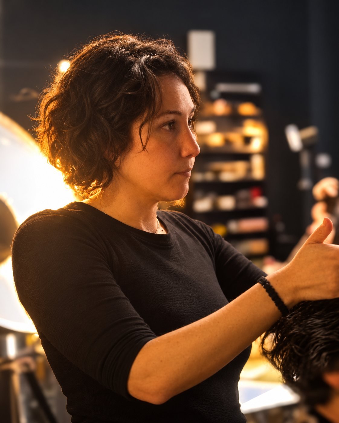 Priscillia Pascal dans son salon, pendant un soin